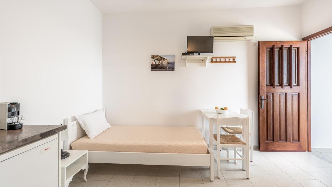 Giourgas Studios & Apartments Provatas Esterno foto