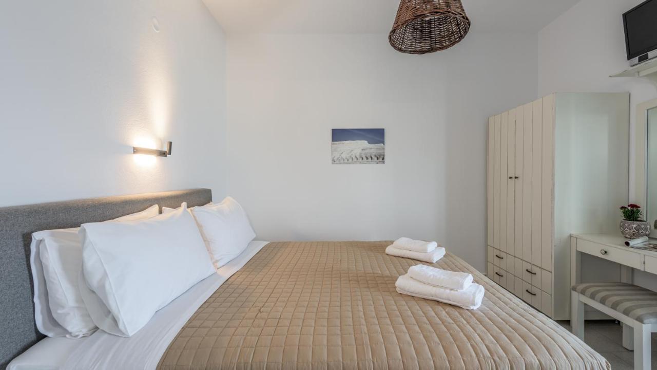 Giourgas Studios & Apartments Provatas Esterno foto