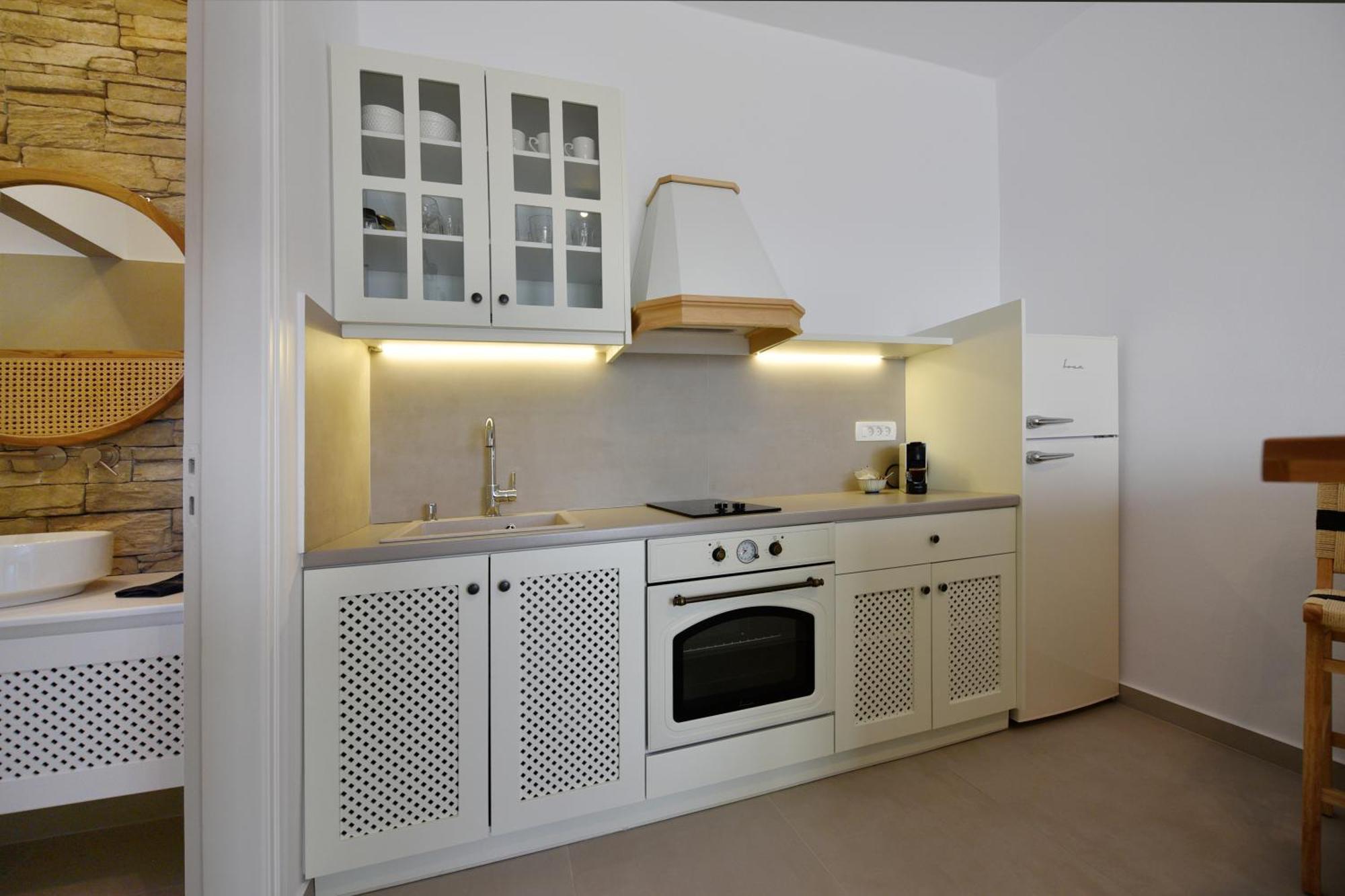 Giourgas Studios & Apartments Provatas Esterno foto